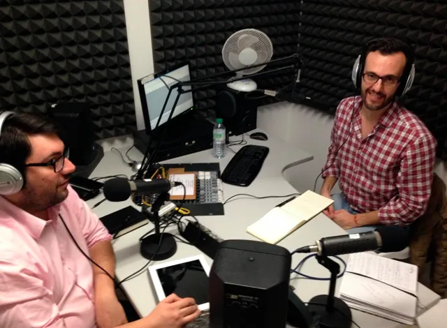 Pedro Correia com Leonardo Mansinhos num estúdio de rádio.