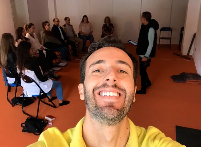 Participantes sentados em círculo numa formação presencial.