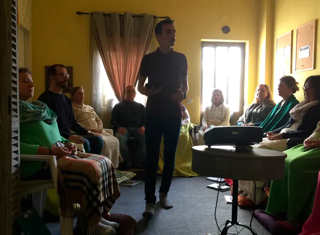 Formação presencial com participantes sentados numa sala.
